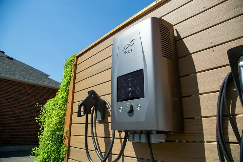 Carregador de veículo elétrico numa garagem
